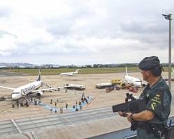 guardia civil con arma antidrones , por protoclos avsec